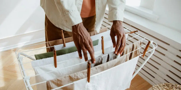 Comment étendre le linge sur un étendoir ?